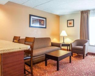 Quality Suites Milwaukee Airport - 3