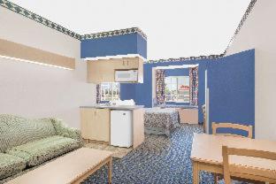 Days Inn & Suites by Wyndham Hutchinson - Hutchinson - 7