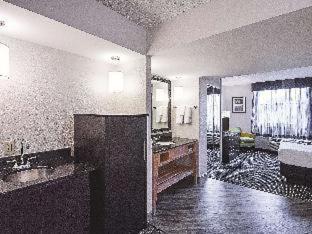 La Quinta by Wyndham Plantation at SW 6th St - 2