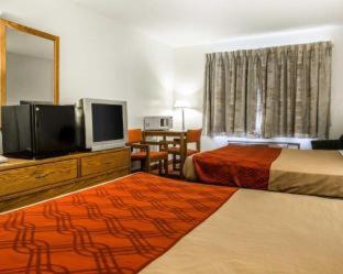 Travelodge by Wyndham Merrill - Merrill - 1