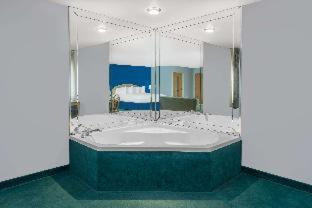 Days Inn by Wyndham Osage Beach Lake of the Ozarks - 3