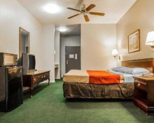 Econo Lodge Inn & Suites - Granite City - 9