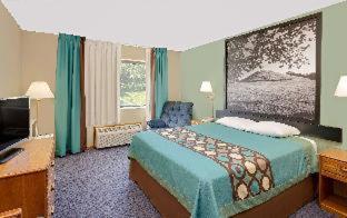 Super 8 by Wyndham Macomb - 2