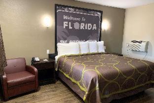 Super 8 by Wyndham Pensacola NAS Area - 3
