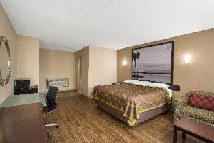 Super 8 by Wyndham Pensacola NAS Area - 1