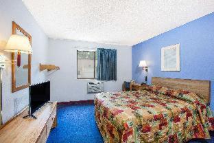Super 8 by Wyndham Hot Springs - 6
