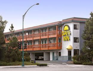 Days Inn by Wyndham Anaheim West - 2