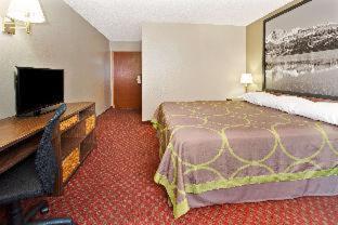 Super 8 by Wyndham Longmont/Del Camino - Longmont - 2