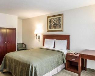 Econo Lodge - Lloyd - 1
