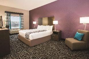 La Quinta Inn & Suits by Wyndham Pontoon Beach IL - 6