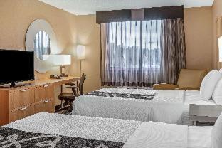 La Quinta by Wyndham Naples Downtown - 2