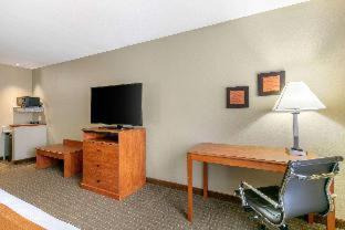 Comfort Inn & Suites Marion I-57 - Marion - 1
