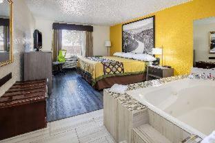 Super 8 by Wyndham Ft Stockton - Fort Stockton - 1