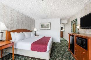 Ramada by Wyndham State College Hotel & Conference Center - State College - 8