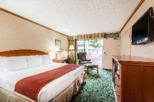 Ramada by Wyndham State College Hotel & Conference Center - 7