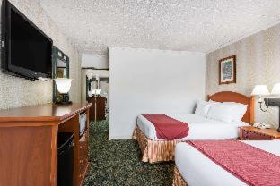 Ramada by Wyndham State College Hotel & Conference Center - 3