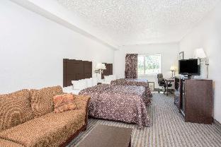 Super 8 by Wyndham Cedar Falls - 9