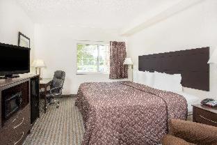 Super 8 by Wyndham Cedar Falls - 5