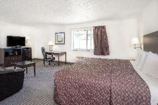 Super 8 by Wyndham Cedar Falls - 4