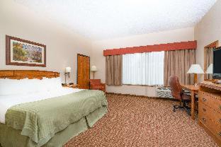 Ramada by Wyndham Des Moines Tropics Resort & Conference Ctr - Urbandale - 9