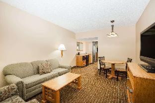 Ramada by Wyndham Des Moines Tropics Resort & Conference Ctr - Urbandale - 6