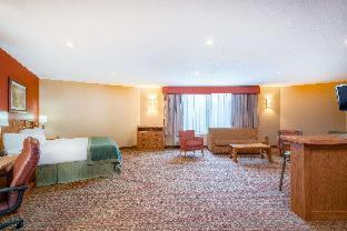 Ramada by Wyndham Des Moines Tropics Resort & Conference Ctr - Urbandale - 2