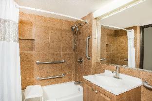 Ramada by Wyndham Des Moines Tropics Resort & Conference Ctr - Urbandale - 1