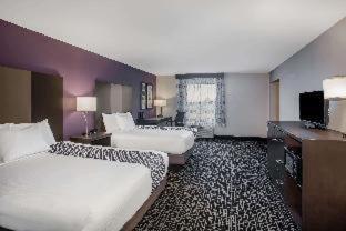 La Quinta Inn & Suits by Wyndham Pontoon Beach IL - 1