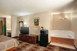 Super 8 by Wyndham Holton - 7