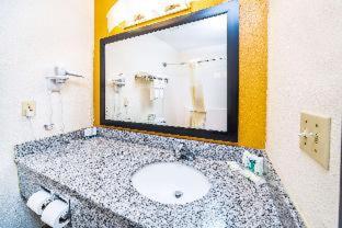 Quality Inn & Suites Danville East - Danville - 9