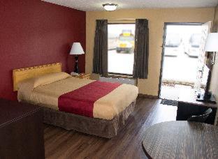 Super 8 by Wyndham Sandusky - 9