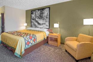Super 8 by Wyndham Windsor/Madison North - Windsor - 4