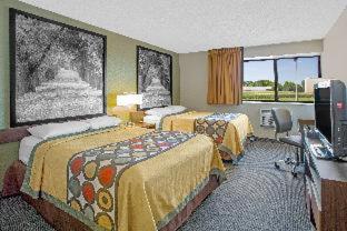 Super 8 by Wyndham Windsor/Madison North - Windsor - 1