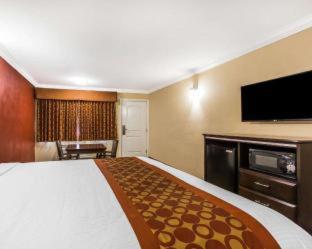 Rodeway Inn & Suites Corona - Corona - 4