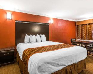 Rodeway Inn & Suites Corona - Corona - 3