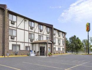 Boarders Inn & Suites by Cobblestone Hotels Waterloo Cedar Falls - Waterloo - 2
