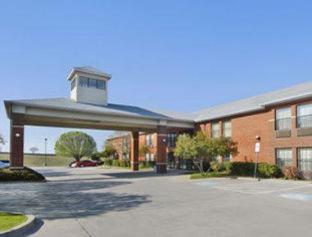 Days Inn by Wyndham Dallas Plano - 2