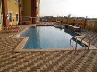 Super 8 by Wyndham Hidalgo at La Plaza Mall & Mcallen Airport - Hidalgo - 2