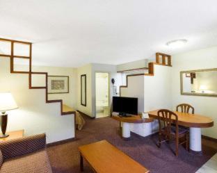 Rodeway Inn & Suites South of Fiesta Park - 2