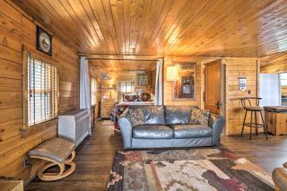Lake Livin Cozy Cabin with Dock, Bar, 2 Kayaks - Canada Creek Ranch - 7