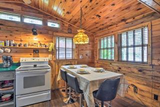 Lake Livin Cozy Cabin with Dock, Bar, 2 Kayaks - Canada Creek Ranch - 5