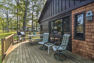 Lake Livin Cozy Cabin with Dock, Bar, 2 Kayaks - Canada Creek Ranch - 9