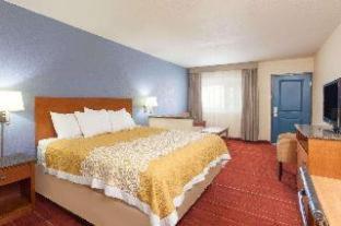 Days Inn by Wyndham San Diego-East/El Cajon - 4