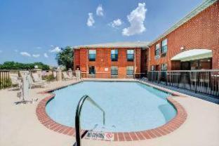 Days Inn by Wyndham Dallas Plano - 1