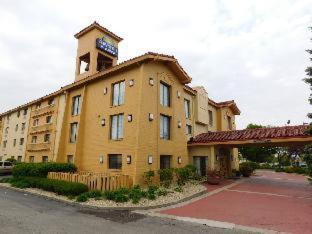 Days Inn & Suites by Wyndham Arlington Heights - Arlington Heights - 8
