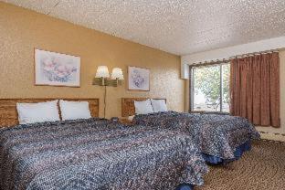 Super 8 by Wyndham Owatonna - 4