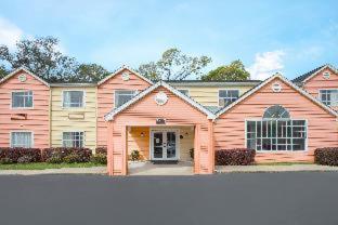 Super 8 by Wyndham Pensacola - 7