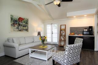 Lamp Lighter Inn and Sunset Suites - 1