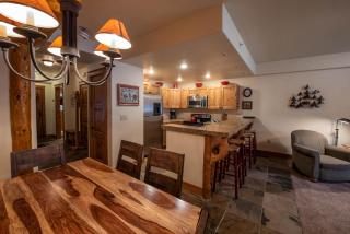 3 Br- Sleeps 8 with Jetted Tub - No CF - 4