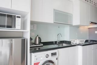 Comfy and Wonderful Studio Menteng Park Apartment By Travelio - Jakarta - 7